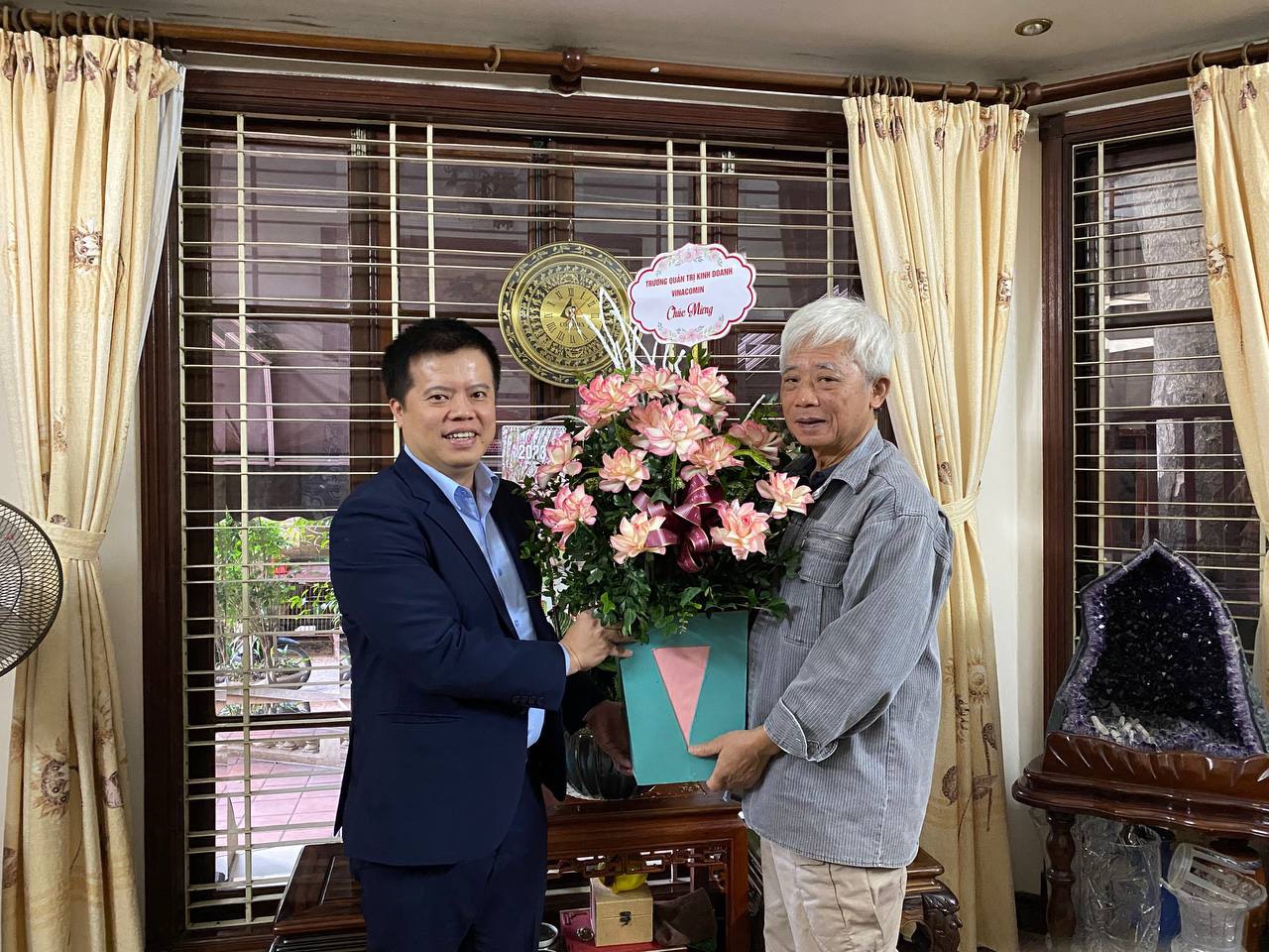 Quyền Hiệu trưởng Nguyễn Việt Dũng tới thăm, tặng hoa chúc mừng Thầy Đoàn Văn Kiển – Nguyên Hiệu trưởng Nhà trường