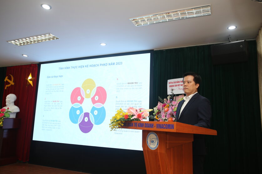 Phó Hiệu trưởng Nguyễn Việt Dũng trình bày tóm tắt kết quả SXKD 2023 và chỉ tiêu kế hoạch 2024 của Nhà trường
