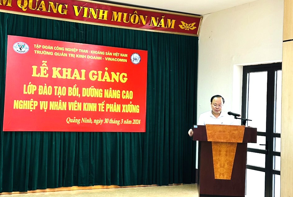 Ông Ngô Xuân Thuỷ, PGĐ Công ty phát biểu trong buổi  lễ khai giảng.