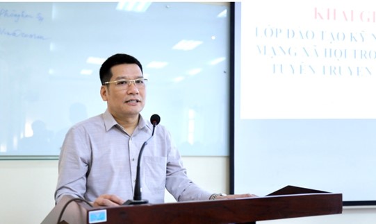 Ông Phạm Hồng Hạnh, Phó Chủ tịch CĐTKV phát biểu trong buổi  lễ khai giảng.