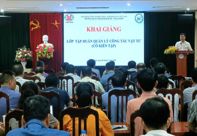 Ông Đinh Tiến Hoà, Trưởng Ban VTM - TKV phát biểu trong lễ khai giảng.