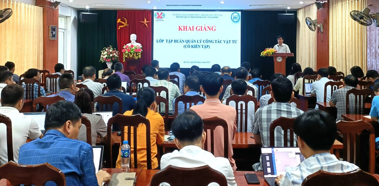 Ông Ngô Xuân Khoa , Hiệu trưởng VBS phát biểu khai giảng lớp học