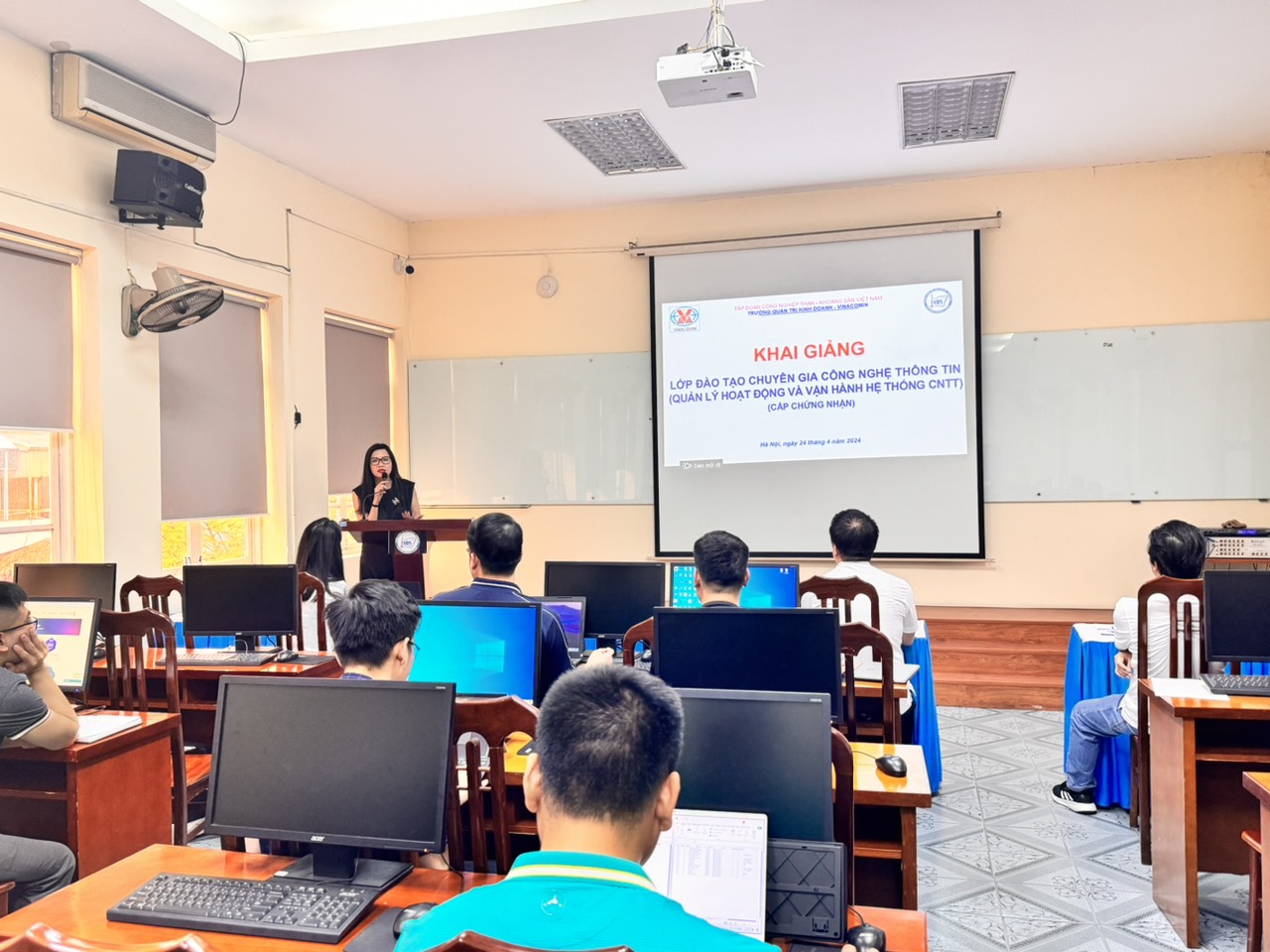 Bà Đồng Thị Huệ - Giám đốc dự án phát biểu trong lễ Khai giảng lớp học