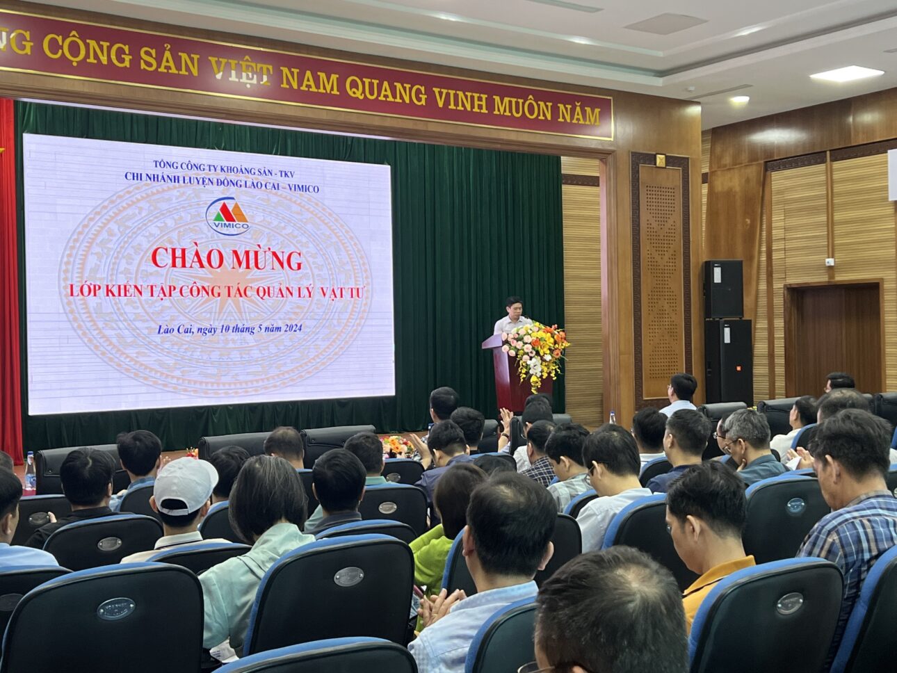 Ông Trần Quang Minh, Phó Trưởng ban Ban VTM - TKV phát biểu tại chương trình kiến tập của lớp học
