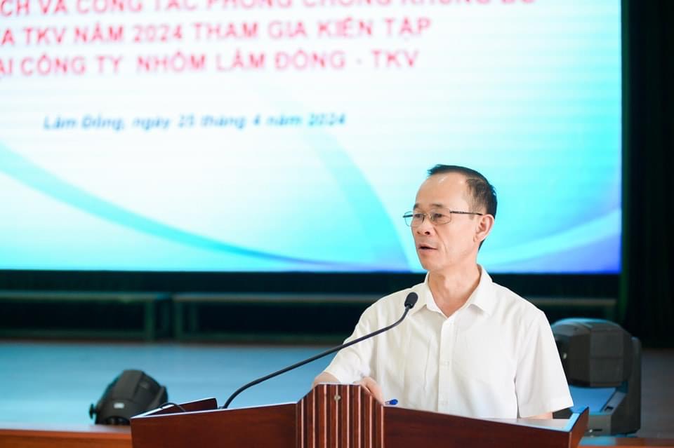 Ông Nguyễn Công Chính  - Trưởng ban - Ban Bảo vệ - TKV phát biểu trong buổi kiến tập của lớp tại Công ty TNHH MTV Nhôm Lâm Đồng - TKV  