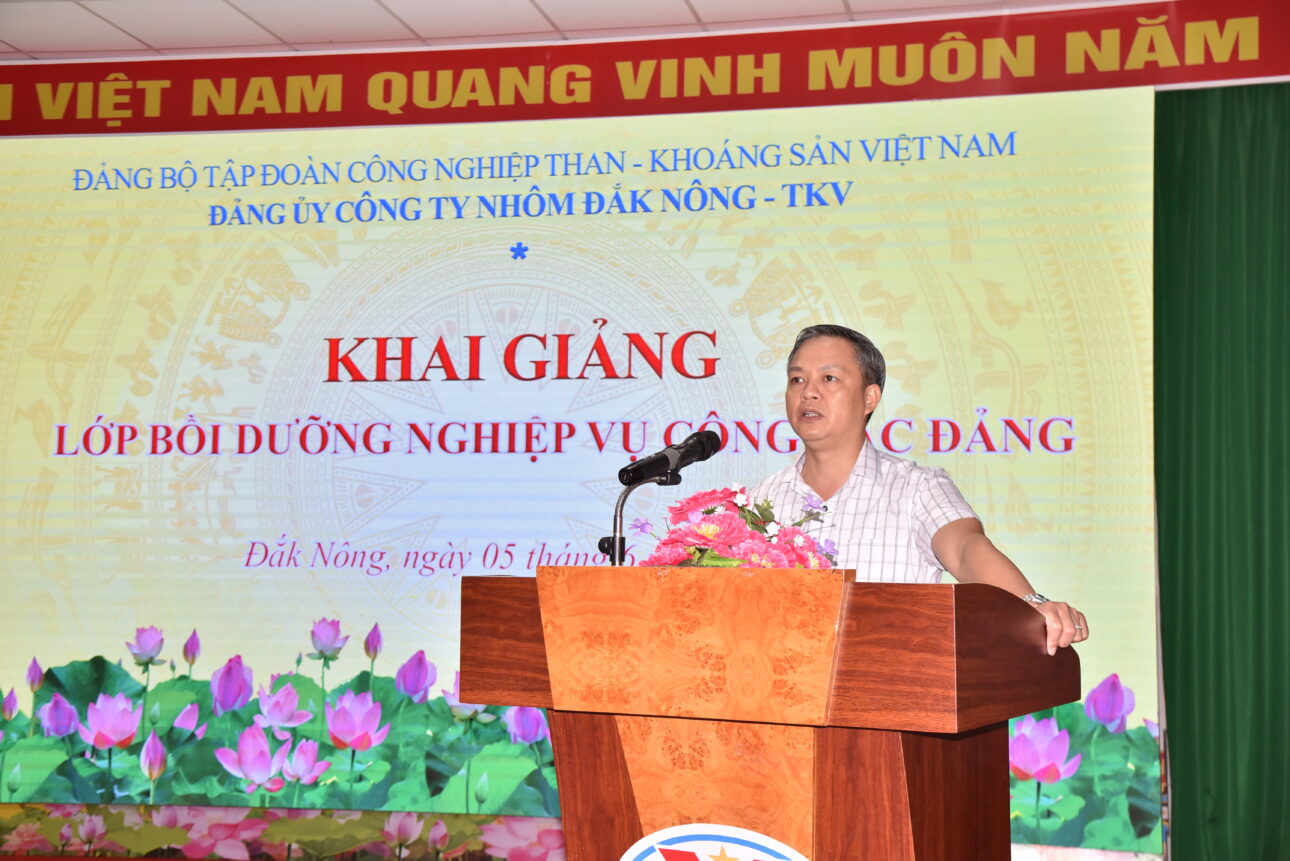 Đồng chí Nguyễn Bá Phong - Bí thư Đảng ủy, Giám đốc Công ty phát biểu tại lễ khai giảng lớp học