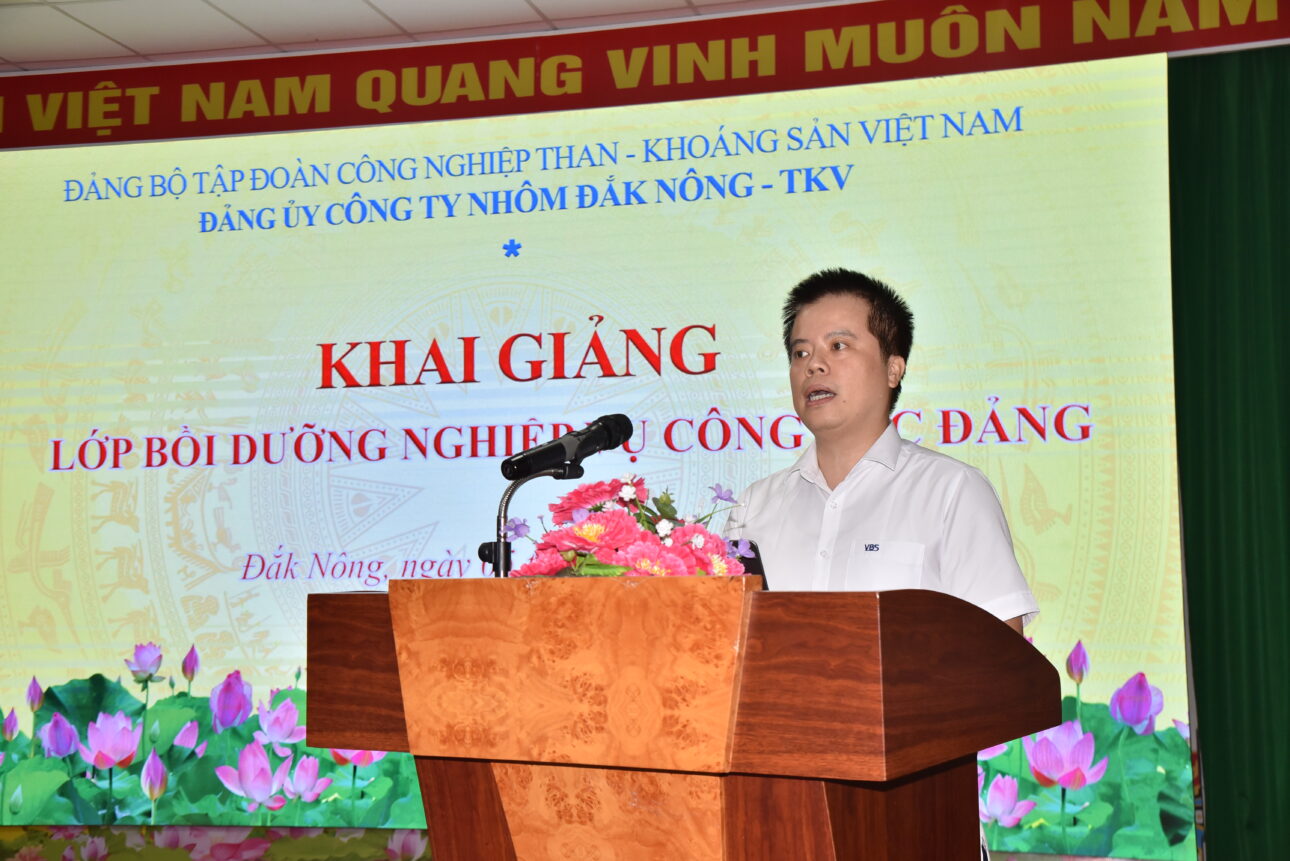Đồng chí Nguyễn Việt Dũng - Phó Bí thư Chi bộ - Phó Hiệu trưởng VBS phát biểu khai giảng lớp học.