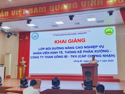 Ông Dương Văn Hoàng - Kế toán trưởng Công ty Than Uông Bí - TKV phát biểu trong buổi khai giảng lớp học