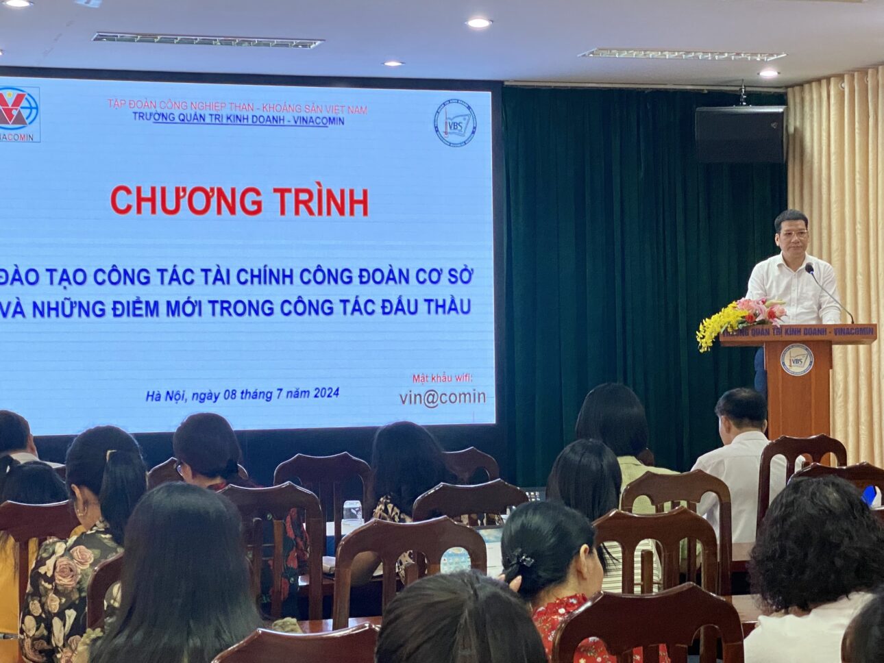 Đồng chí Phạm Hồng Hạnh - Phó Chủ tịch Thường trực Công đoàn TKV phát biểu trong lễ Khai giảng lớp học