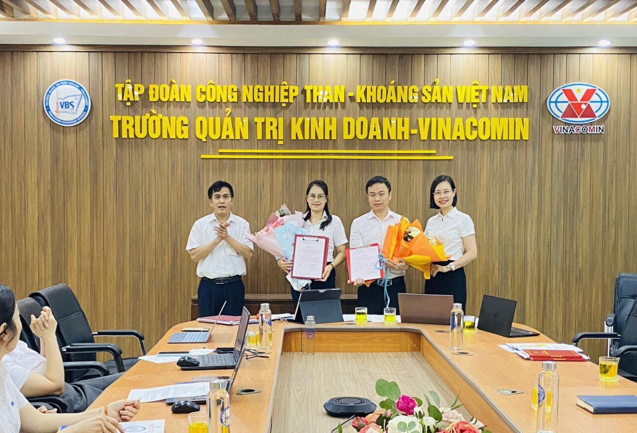 Đồng chí Bí thư chi bộ Ngô Xuân Khoa trao quyết định Đảng viên chính thức cho hai Đ/c Nguyễn Kim Dung và Đ/c Nguyễn Ngọc Công