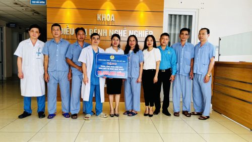 Khoa Điều trị Bệnh nghề nghiệp, Bệnh viện Than – Khoáng sản đón nhận phần quà của Công đoàn TKV