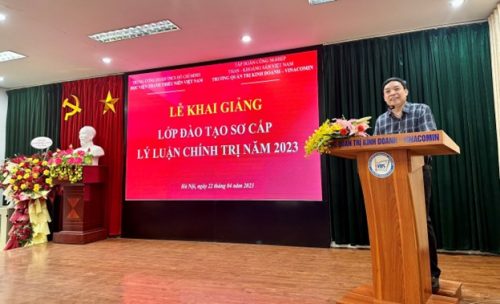 Đồng chí Đặng Minh Hồng - Ủy viên Ban Thường vụ Đảng ủy TKV, Phó Trưởng ban Tổ chức nhân sự TKV phát biểu Khai giảng lớp học.