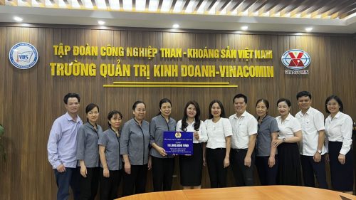 Công đoàn TKV tặng quà động viên đoàn viên công đoàn Tổ Nhà ăn, phòng Hành chính Tổng hợp, Trường Quản trị Kinh doanh - Vinacomin.