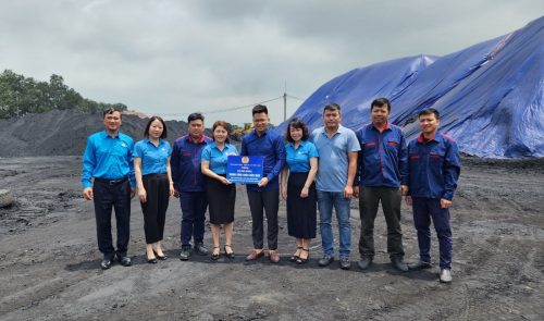 Công đoàn TKV tặng quà động viên CNCB Trạm Chế biến than Hải Phòng - Công ty CP Xuất Nhập khẩu Than