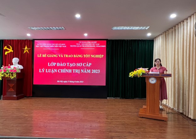 Đồng chí Phạm Thanh Hằng – Phó Trưởng phòng Đào tạo, Học viện Thanh Thiếu niên Việt Nam trình bày báo cáo Tổng kết khóa học và công bố quyết định cấp bằng Tốt nghiệp.