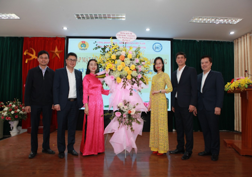 Đ/c Phạm Đăng Phú, Bí thư Chi bộ, Hiệu trưởng Nhà trường cùng các Đ/c trong Ban Chi ủy và Ban Chấp hành Công đoàn Trường tặng hoa chị, em.