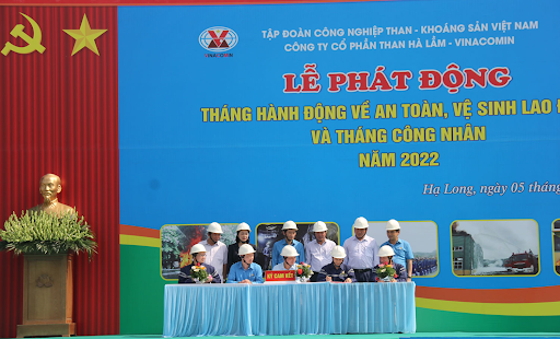 Giám đốc và Chủ tịch Công đoàn Công ty CP Than Hà Lầm đã ký giao ước thi đua với các công trường, phân xưởng