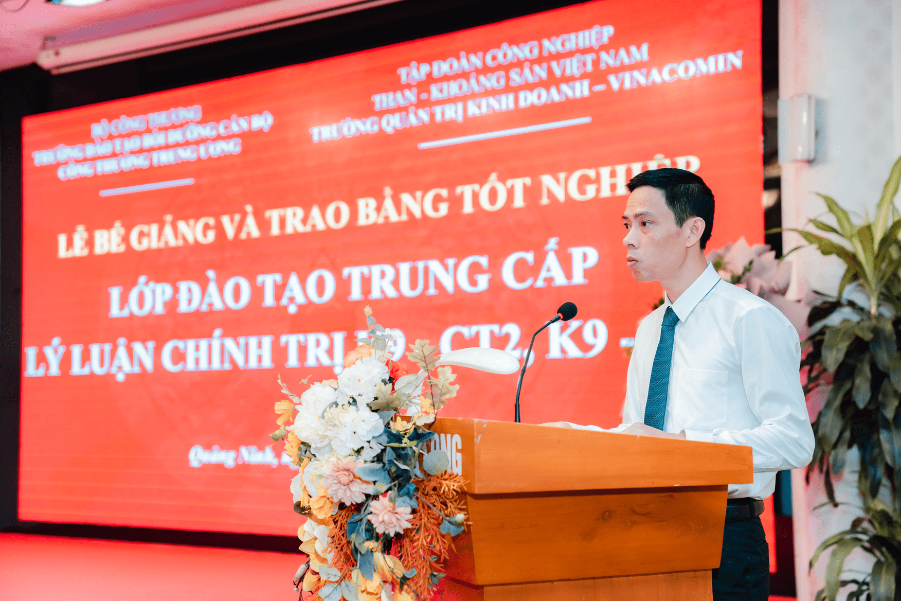 Ông Nguyễn Hồng Thanh - Giáo viên chủ nhiệm, Trường Đào tạo, Bồi dưỡng Cán bộ Công Thương Trung ương báo cáo tổng kết lớp học.