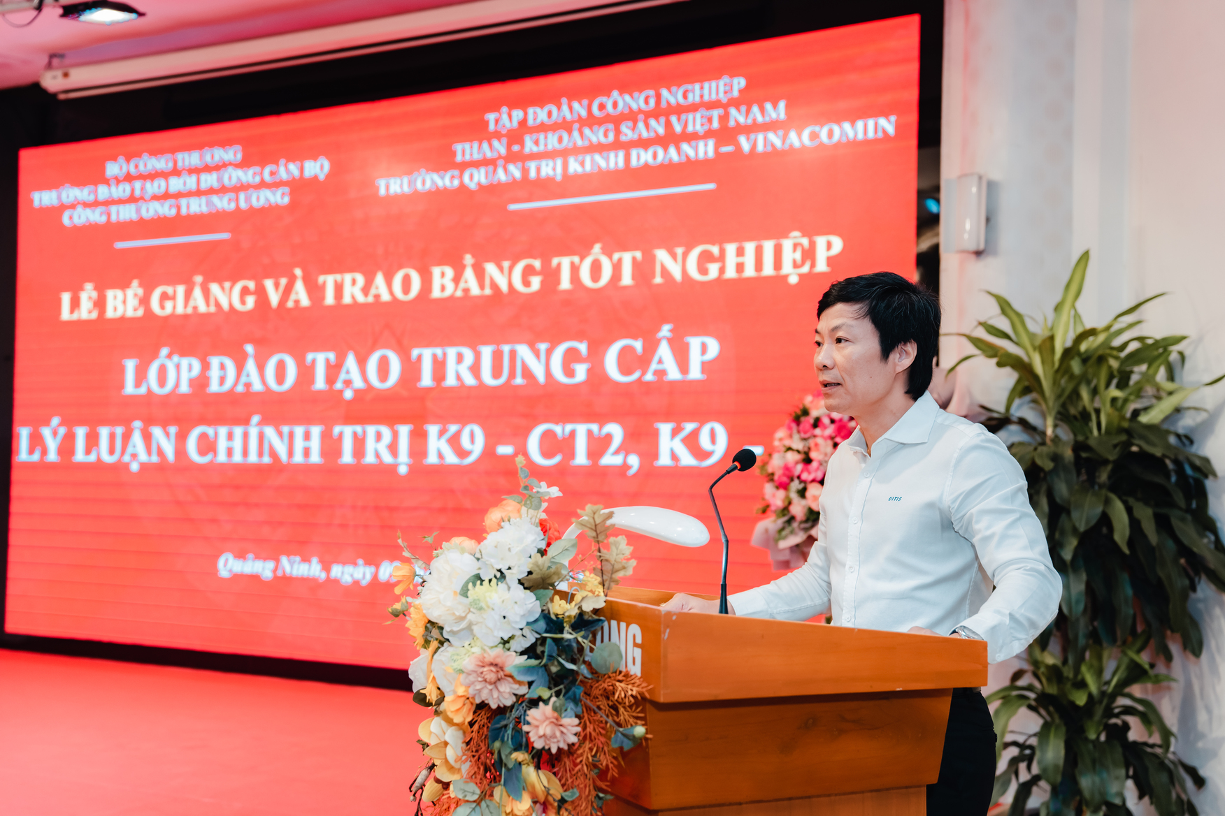 Tiến sĩ Nguyễn Thiện Nam - Bí thư Đảng uỷ, Hiệu trưởng Trường Đào tạo, Bồi dưỡng Cán bộ Công Thương Trung ương, phát biểu tại lễ bế giảng lớp học.