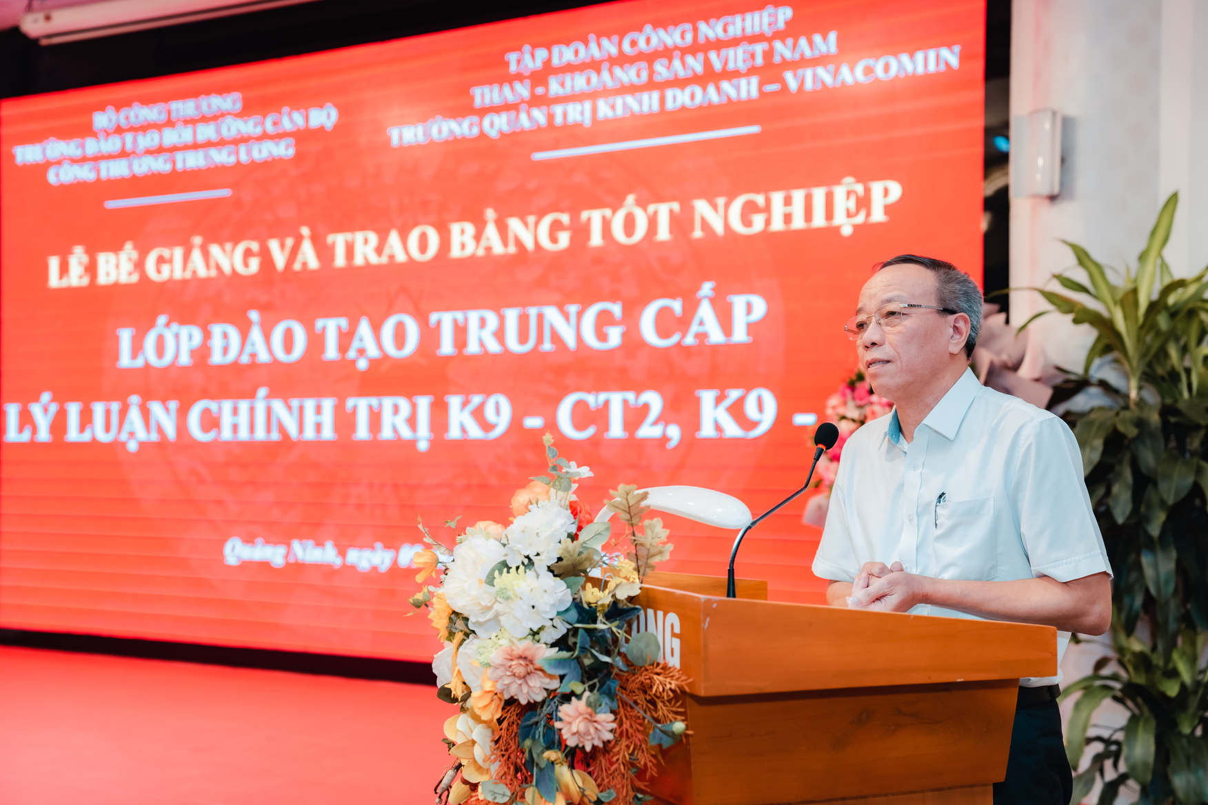 Đồng chí Khuất Mạnh Thắng - Phó Bí thư thường trực Đảng uỷ TKV,  phát biểu trong buổi bế giảng lớp học.