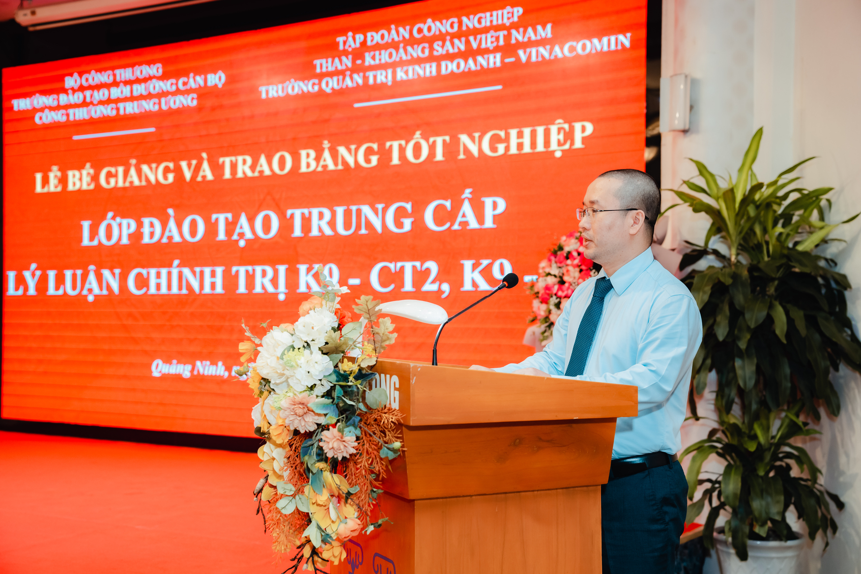 Đồng chí Nguyễn Văn Cương - Phó Trưởng ban đầu tư - Tập đoàn CN Than Khoáng sản Việt Nam - Lớp Trưởng đại diện học viên lên phát biểu.