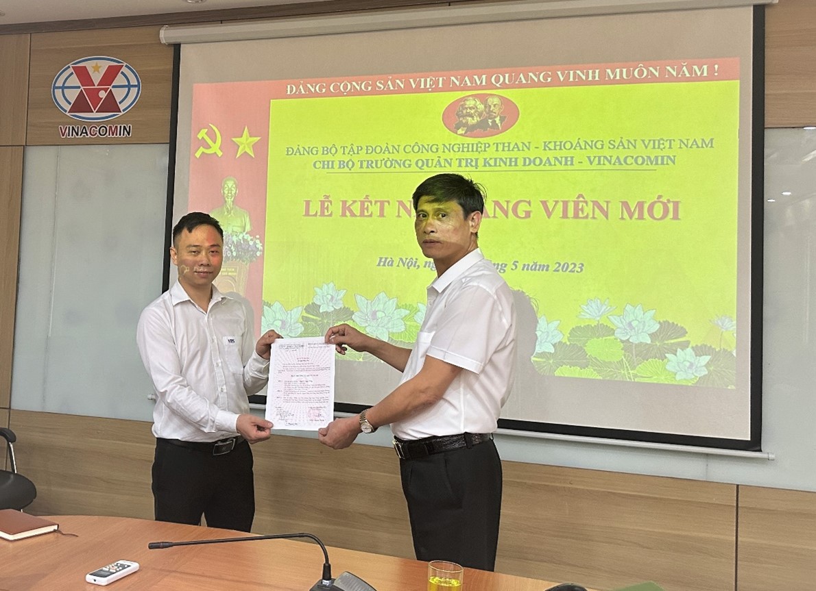 Đ/c Phạm Đăng Phú - Bí thư Chi bộ đã trao Quyết định kết nạp Đảng viên mới cho quần chúng ưu tú Nguyễn Ngọc Công
