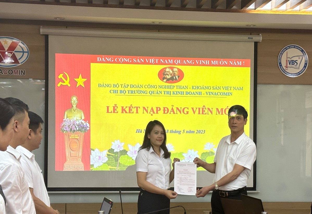 Đ/c Phạm Đăng Phú - Bí thư Chi bộ đã trao Quyết định kết nạp Đảng viên mới cho quần chúng ưu tú Nguyễn Kim Dung