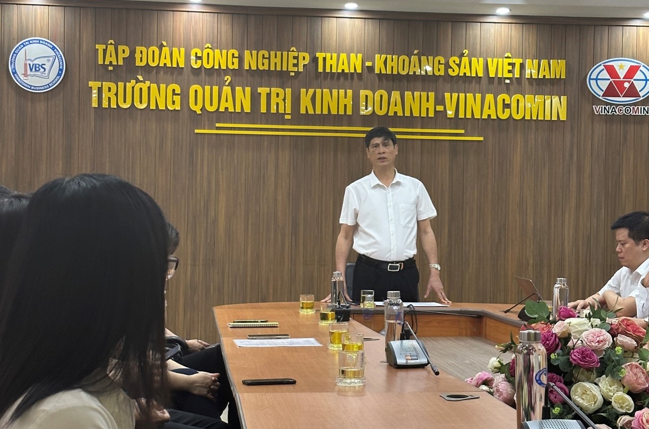 Đồng chí Phạm Đăng Phú, Bí thư Chi bộ VBS giao nhiệm vụ cho đảng viên mới