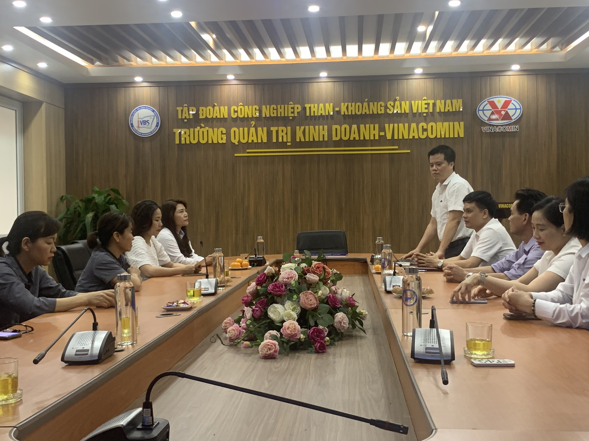 Đ/c Nguyễn Việt Dũng thay mặt Nhà trường báo cáo với Công đoàn TKV