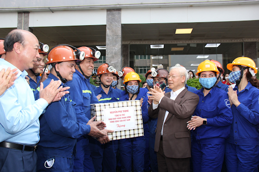Tổng Bí thư Nguyễn Phú Trọng tặng quà cho công nhân, cán bộ Công ty CP Than Vàng Danh