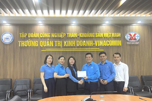 Đ/c Nguyễn Thi Minh, Phó Chủ tịch CĐTKV trao quà cho VBS