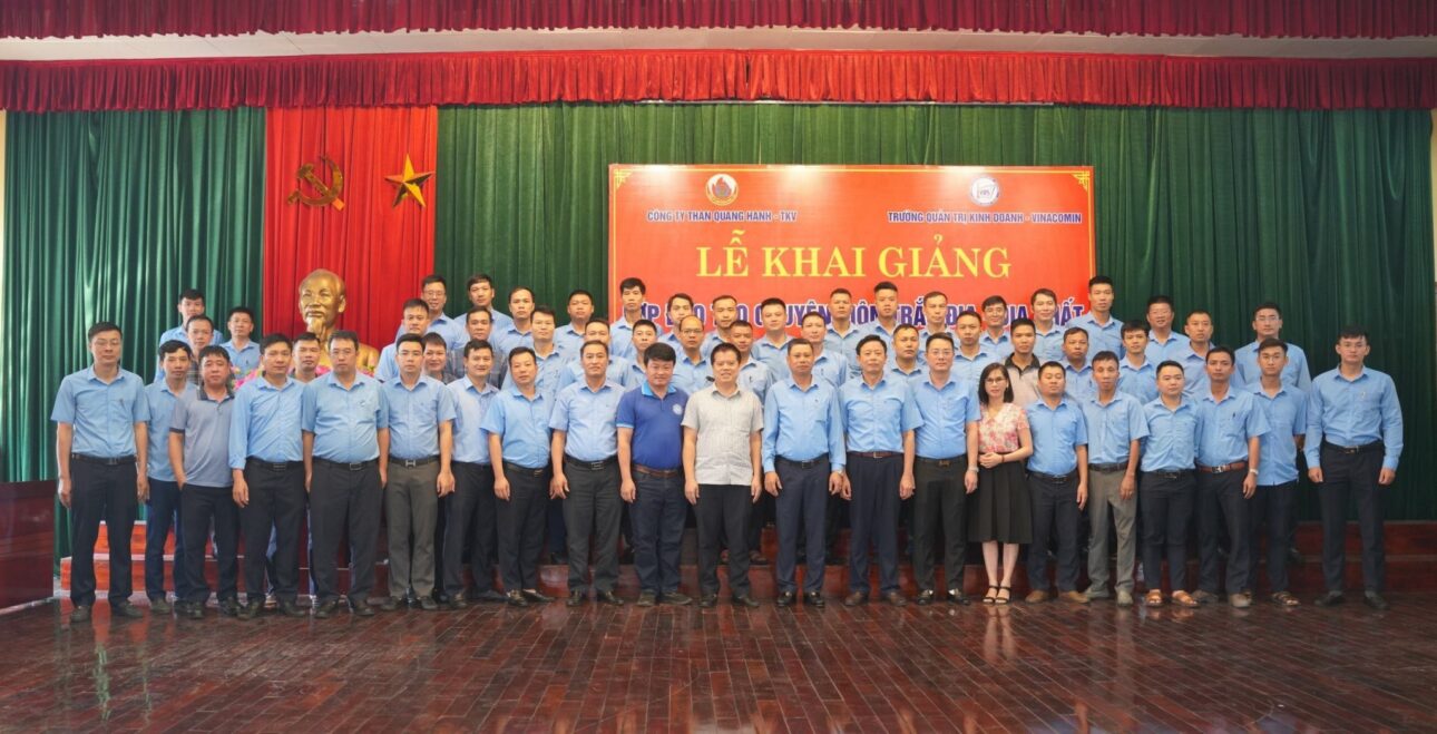 Hình ảnh lễ khai giảng lớp Đào Tạo chuyên môn Địa Chất, Trắc Địa Hầm Lò tại Công ty Than Quang Hanh