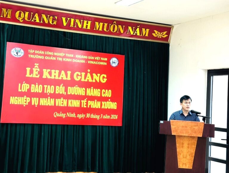 Ông Ngô Xuân Khoa, Hiệu trưởng Nhà trường phát biểu khai giảng lớp học