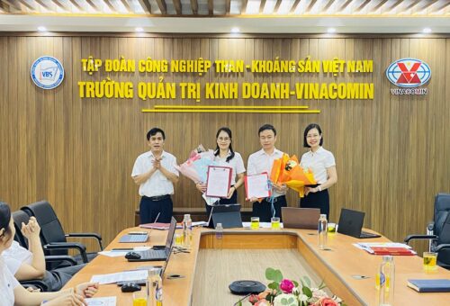 Đồng chí Bí thư chi bộ Ngô Xuân Khoa trao quyết định Đảng viên chính thức cho hai Đ/c Nguyễn Kim Dung và Đ/c Nguyễn Ngọc Công
