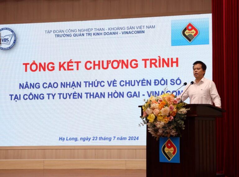 Ông Nguyễn Việt Dũng - Phó Hiệu trưởng Trường Quản trị kinh doanh - Vinacomin phát biểu bế mạc lớp học