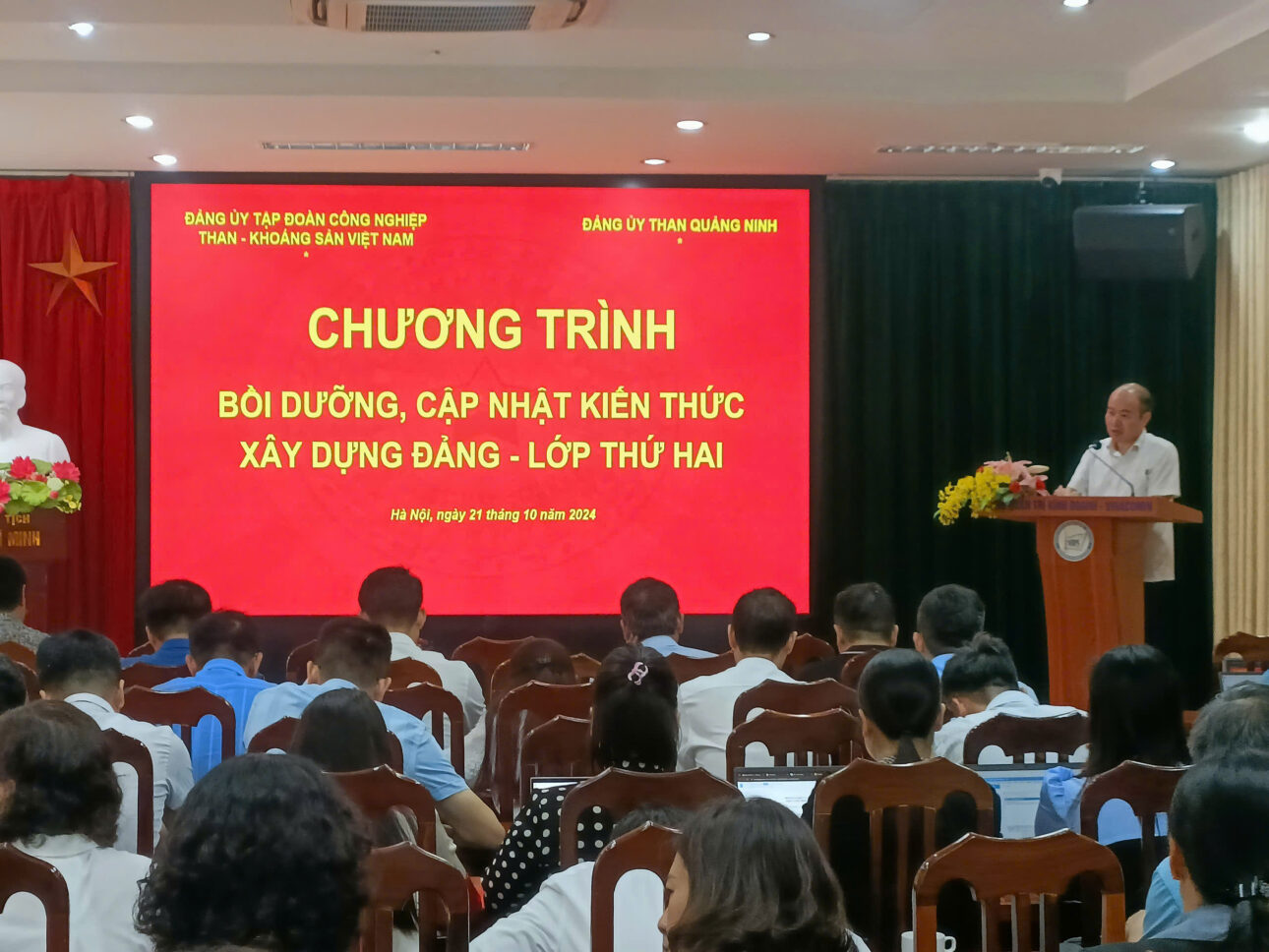 Giảng viên Nguyễn Viết Thanh đang giảng bài