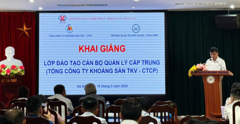 Ông Ngô Xuân Khoa - Hiệu trưởng Trường Quản trị kinh doanh - Vinacomin phát biểu khai giảng lớp học.