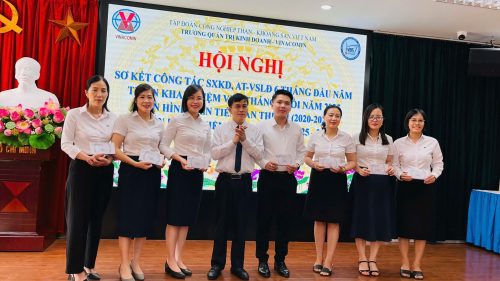 Trao thưởng các Phòng, cá nhân đạt thành tích cao, hoàn thành tốt nhiệm vụ 6 tháng đầu năm.